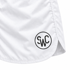 Riviera Retro zwemshort Cool White, wit detail van SWC-logo, ronde pijpzoom en zijsplit