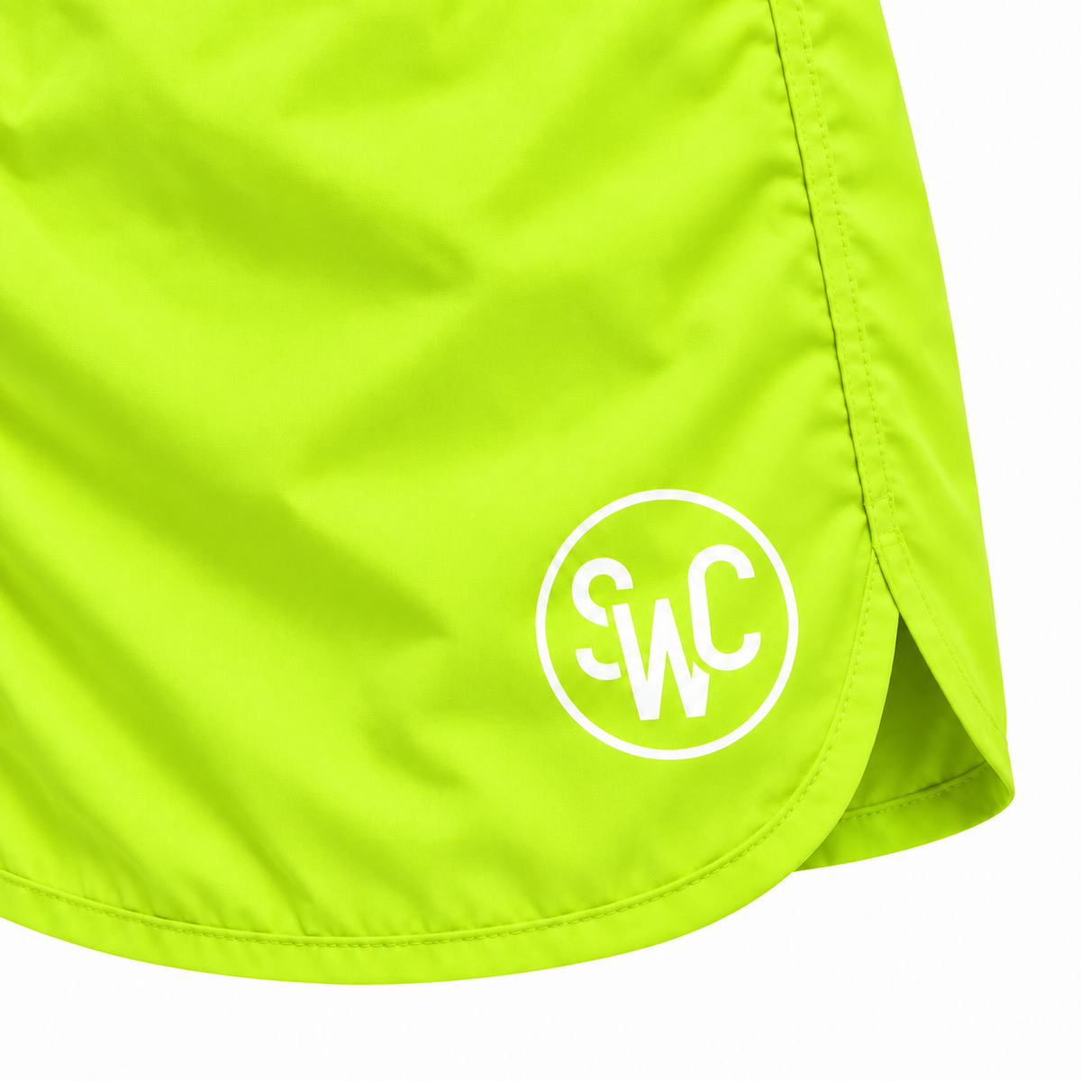 Riviera Retro zwemshort Fresh Lime, limegroen detail van SWC-logo, ronde pijpzoom en zijsplit