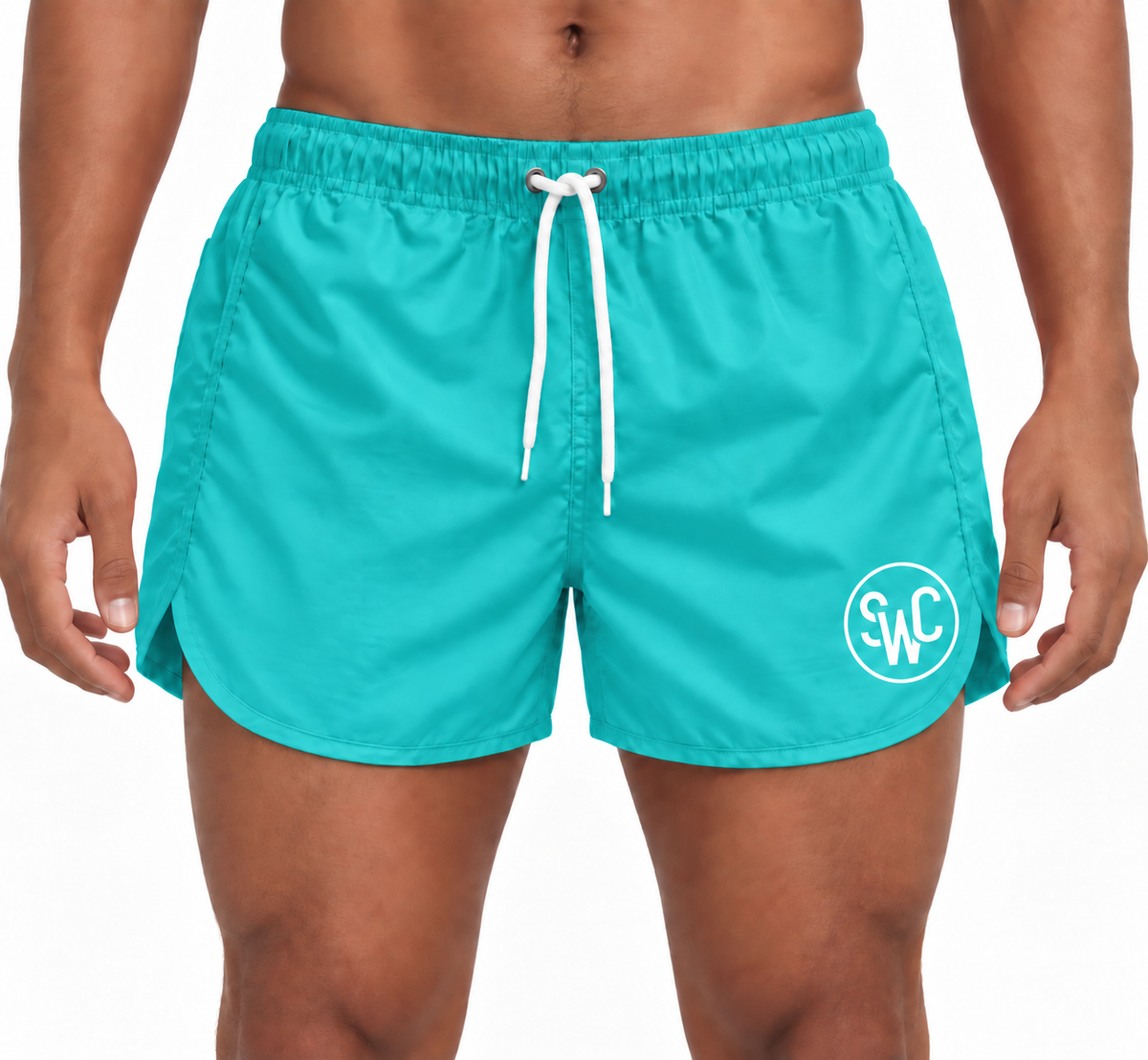 Riviera Retro zwemshort Ocean Breeze, turquoise korte pasvorm met wit SWC-logo op een model