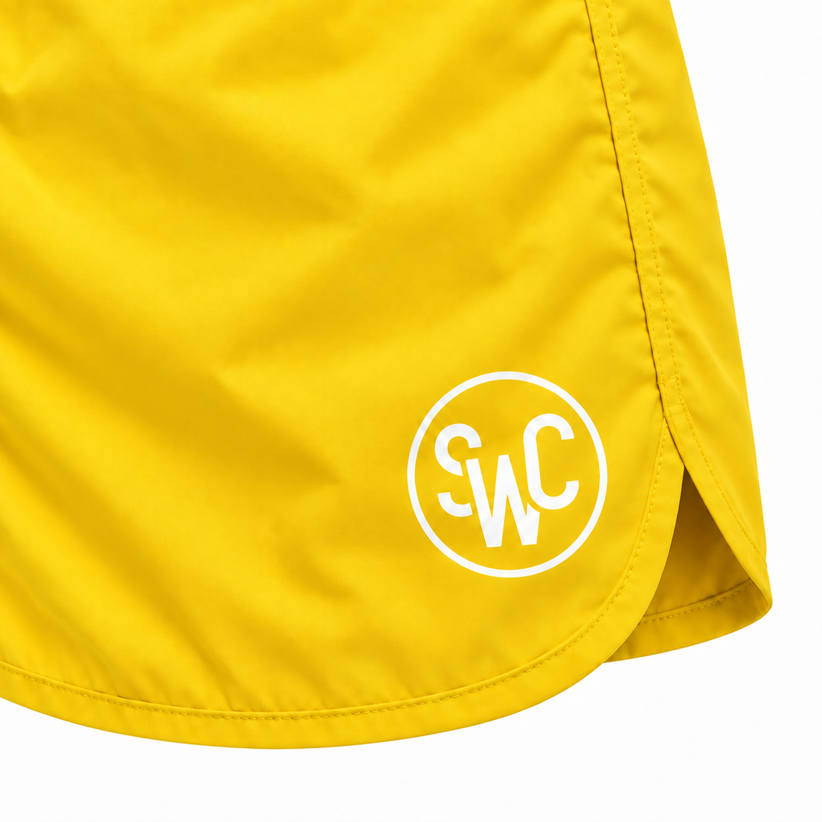 Riviera Retro zwemshort Sunbeam Yellow, geel detail van SWC-logo, ronde pijpzoom en zijsplit