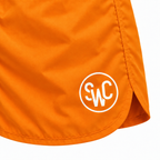 Riviera Retro zwemshort Sunset Orange, oranje detail van SWC-logo, ronde pijpzoom en zijsplit